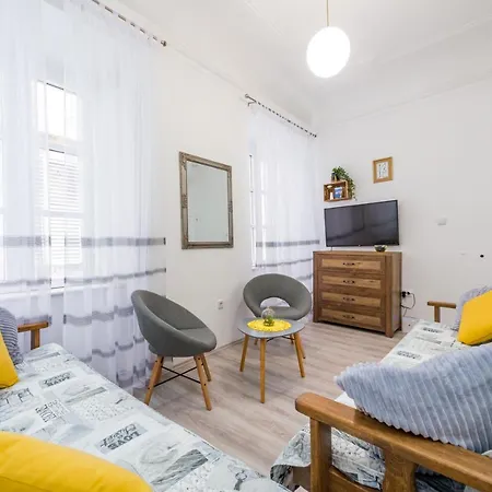 The Arms Apartment *