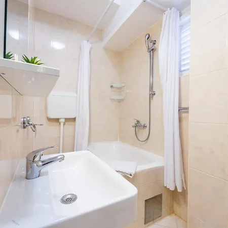 The Arms דוברובניק